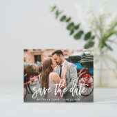 Save the Date Modernes Pinselskript Couple Foto Postkarte (Stehend Vorderseite)