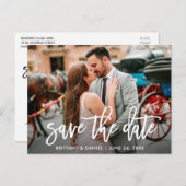 Save the Date Modernes Pinselskript Couple Foto Postkarte (Vorne/Hinten)