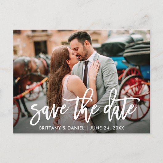 Save the Date Modernes Pinselskript Couple Foto Postkarte (Vorderseite)