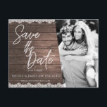 Save the Date Modernes Rustikales Foto aus Holz un Ankündigungspostkarte<br><div class="desc">Save the Date Moderne Rustikale Holz & Spitzen Foto Postcard. Anpassen mit jedem Text. Matching-Elemente sind verfügbar.</div>