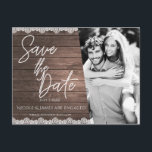 Save the Date Modernes Rustikales Foto aus Holz un Ankündigungspostkarte<br><div class="desc">Save the Date Moderne Rustikale Holz & Spitzen Foto Postcard. Anpassen mit jedem Text. Matching-Elemente sind verfügbar.</div>