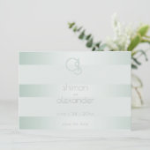 Save The Date | Monogramm schimmergrüne Streifen (Stehend Vorderseite)