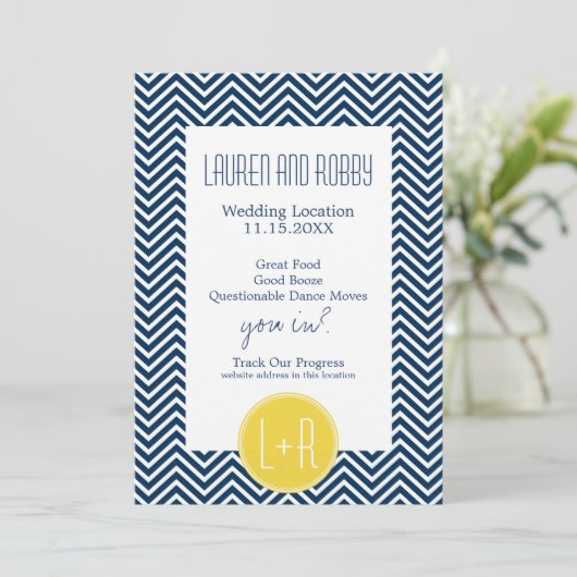 Save the Date Navy Blue und Yellow Chevrons (Stehend Vorderseite)