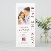 Save the Date Rosewood Red QR Code Moderne Hochzei (Stehend Vorderseite)