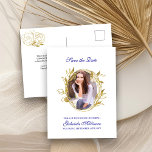 Save the Date Royal Blue und Gold Leaf Frame Foto Ankündigungspostkarte<br><div class="desc">Save the Date Postkarte, personalisiert mit Ihrem Foto, die mit einem botanischen Blatt geometrischen ovalen Rahmen gerahmt ist. Das Design hat eine Farbpalette von königsblau und gold mit eleganter extravaganter Schrifttyp. Die Vorlage ist für Sie Set, um Ihr Bild, Anlass, Name, Datum und Nachricht auf der Rückseite hinzuzufügen. Dieses Design...</div>