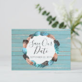 Save the Date Rustikale türkise Feathers Boho Arro Einladung (Stehend Vorderseite)