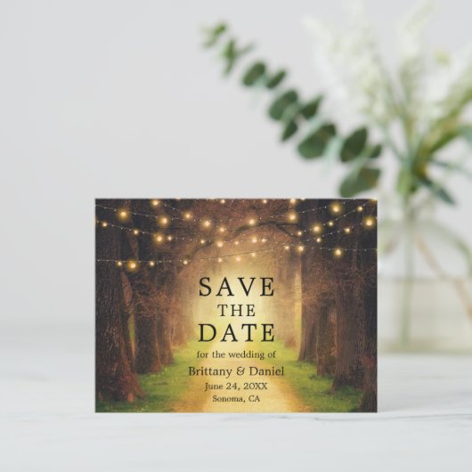 Save the Date Rustikale Waldsäulenreihenleuchten Ankündigungspostkarte (Stehend Vorderseite)