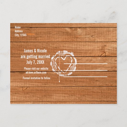 Save the Date Rustikales Eichenholz und Herzstich  Ankündigungspostkarte (Rückseite)