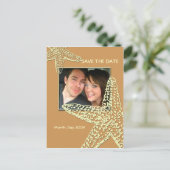 Save the Date Seestern + Sand Ankündigungspostkarte (Stehend Vorderseite)