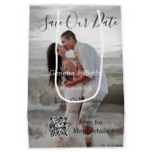 Save the date simple minimal QR scan code details Mittlere Geschenktüte (Rückseite)