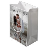 Save the date simple minimal QR scan code details Mittlere Geschenktüte (Rückseite Schrägansicht)