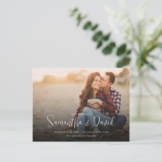 Save the Date Skript Foto QR Code Elegant Einfach Ankündigungspostkarte (Stehend Vorderseite)