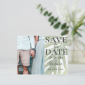 Save the Date Tropical Monstera Foto Wedding Ankündigungspostkarte (Stehend Vorderseite)