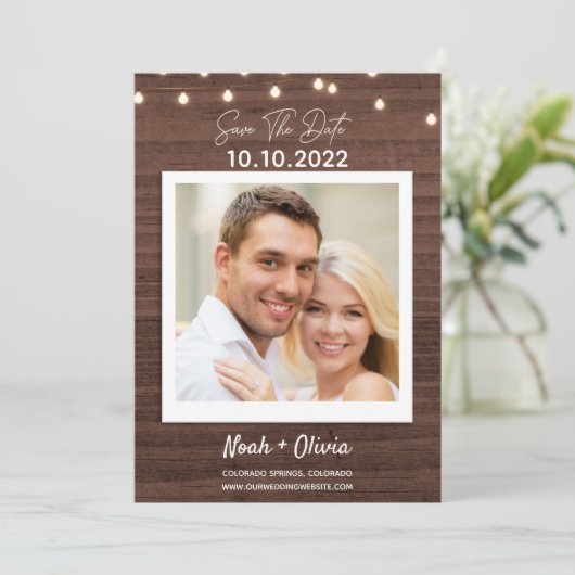 Save the Date Twinkle Lights Rustic Wood Wedding (Stehend Vorderseite)