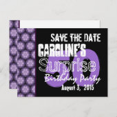 Save the Date Überraschung 50. Modernes Lila Schwa Ankündigungspostkarte (Vorne/Hinten)