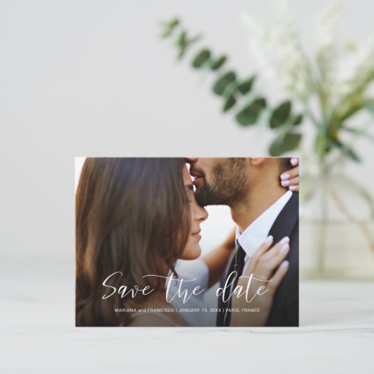 Save the Date Wedding Foto Chic Script Stilvoll Ankündigungspostkarte (Stehend Vorderseite)