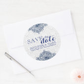 Save the Date weiße Damasken & Blaue Spitzenverzie Runder Aufkleber (Umschlag)