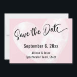 Save the Date Weißes Wasserfarbenherz auf rosa Kar<br><div class="desc">In diesem einzigartigen, künstlerischen Hochzeitsdesign habe ich einen eleganten, modernen Kalligraphie-Schriftart benutzt, um ein grafisches Typografie-Overlay mit der Lektüre "Save the Date" zu erstellen. Hinter dem Text habe ich ein weißes Aquarellherz platziert, das künstlerisch so bedrängt ist, dass die von Ihnen gewählte Hintergrundfarbe durch flüchtige Blick kommt; ich habe in...</div>
