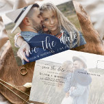 Save the Date Weißhandgeschriebenes Foto Postkarte<br><div class="desc">Handgeschriebene Hochzeit Speichern Sie die Datumskarten mit einem Foto auf der Vorder- und Rückseite. Die Save the Date Herbst-,  Herbst-,  Winter-,  Frühlings- oder Sommerkarten enthalten eine moderne,  handgeschriebene Schrift-Typografie,  die elegant,  einfach und modern ist,  um nach einem einfachen Hochzeitsfeiertag minimalistisch zu wirken.</div>