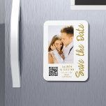 Save the Date White Gold Stilvoll Modern Weddin Magnet<br><div class="desc">Save the Date White Gold Stylish Script Moderne Wedding Magnete verfügen über einen weißen Hintergrund mit Ihrem individuellen Foto. Personalisieren Sie Ihren Text,  indem Sie den Text in den bereitgestellten Textfeldern bearbeiten und Ihre Website-URL für Ihren benutzerdefinierten QR-Code hinzufügen. Entwickelt für Sie von ©Evco Studio www.zazzle.com/store/evcostudio</div>
