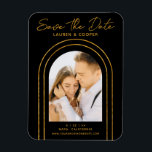 Save the Date White Gold Stilvolle Art Deco Hochze Magnet<br><div class="desc">Save the Date Black Gold Stilvolle Script Art Deco Wedding Magnete bietet Ihr Lieblings-Foto in einem goldenen Bogen auf einem schwarzen Hintergrund. Personalisieren Sie Ihren Text,  indem Sie den Text in den dafür vorgesehenen Textfeldern bearbeiten. Entwickelt für Sie von ©Evco Studio www.zazzle.com/store/evcostudio</div>