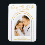 Save the Date White Gold Stilvolle Art Deco Hochze Magnet<br><div class="desc">Save the Date White Gold Stilvolle Script Art Deco Wedding Magnete bietet Ihnen Ihr Lieblings-Foto in einem goldenen Bogen auf weißem Hintergrund. Personalisieren Sie Ihren Text,  indem Sie den Text in den dafür vorgesehenen Textfeldern bearbeiten. Entwickelt für Sie von ©Evco Studio www.zazzle.com/store/evcostudio</div>