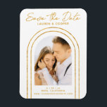 Save the Date White Gold Stilvolle Art Deco Hochze Magnet<br><div class="desc">Save the Date White Gold Stilvolle Script Art Deco Wedding Magnete bietet Ihnen Ihr Lieblings-Foto in einem goldenen Bogen auf weißem Hintergrund. Personalisieren Sie Ihren Text,  indem Sie den Text in den dafür vorgesehenen Textfeldern bearbeiten. Entwickelt für Sie von ©Evco Studio www.zazzle.com/store/evcostudio</div>