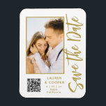 Save the Date White Gold Stilvolle Moderne Hochzei Magnet<br><div class="desc">Save the Date White Gold Stylish Script Moderne Wedding Magnete verfügen über einen weißen Hintergrund mit Ihrem individuellen Foto. Personalisieren Sie Ihren Text,  indem Sie den Text in den bereitgestellten Textfeldern bearbeiten und Ihre Website-URL für Ihren benutzerdefinierten QR-Code hinzufügen. Entwickelt für Sie von ©Evco Studio www.zazzle.com/store/evcostudio</div>