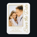 Save the Date White Gold Stilvolle Moderne Hochzei Magnet<br><div class="desc">Save the Date White Gold Stylish Script Modern Wedding Cards verfügen über einen weißen Hintergrund mit Ihrem eigenen Foto. Personalisieren Sie Ihren Text,  indem Sie den Text in den dafür vorgesehenen Textfeldern bearbeiten. Entwickelt für Sie von ©Evco Studio www.zazzle.com/store/evcostudio</div>