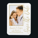 Save the Date White Gold Stilvolle Moderne Hochzei Magnet<br><div class="desc">Save the Date White Gold Stylish Script Moderne Wedding Magnete verfügen über einen weißen Hintergrund mit Ihrem individuellen Foto. Personalisieren Sie Ihren Text,  indem Sie den Text in den dafür vorgesehenen Textfeldern bearbeiten. Entwickelt für Sie von ©Evco Studio www.zazzle.com/store/evcostudio</div>