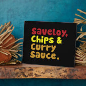 Saveloy, Chips & Curry Sauce. Fotoplatte (Seite)