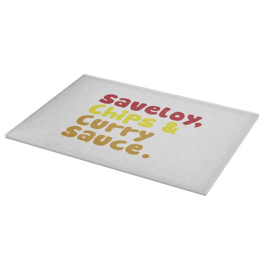 Saveloy, Chips & Curry Sauce. Schneidebrett (Ecke)