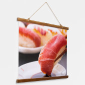 Savor the Moment – Sushi in Action Tapestry Wandteppich Mit Holzrahmen (Gewinkelt)