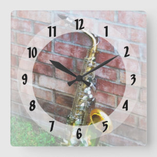 Saxophone Against Brick Quadratische Wanduhr