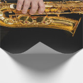 Saxophone Player gibt sächsischen Jazzspieler aus Geschenkpapier (Ecke)
