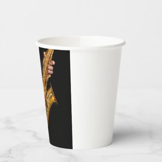 Saxophone Player gibt sächsischen Jazzspieler aus Pappbecher (Links)