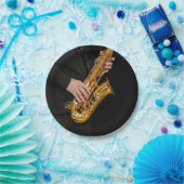 Saxophone Player gibt sächsischen Jazzspieler aus Pappteller (Party)