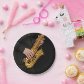 Saxophone Player gibt sächsischen Jazzspieler aus Pappteller (Party)