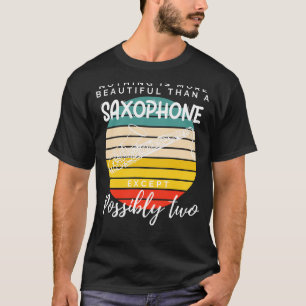 Saxophone Symphonie: Doppelte Schönheit in Musik T-Shirt