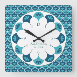 Scallop Floral Custom Colors Family Name Quadratische Wanduhr