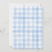 Scalloped Blue Gingham Laurel Wappen Erster Geburt Einladung (Rückseite)
