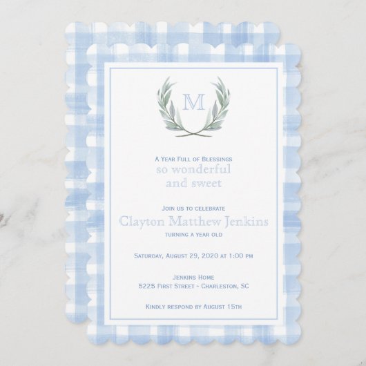 Scalloped Blue Gingham Laurel Wappen Erster Geburt Einladung (Vorne/Hinten)