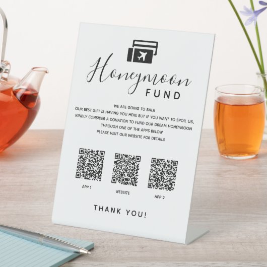 Scan QR Code App Digital Honeymoon Fund Hochzeit Sockelschild (In Situ)