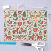Scandinavian Red and Green Folk Christmas Pattern Seidenpapier (Handwerk)