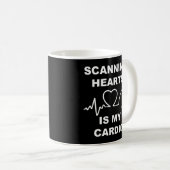 Scannen: Er ist mein Cardio Cardiac-Sonographin Ec Kaffeetasse (VorderseiteRechts)