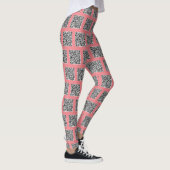 Scannen Sie Ihren QR-Code in rosa Leggings oder wä (Rechts)