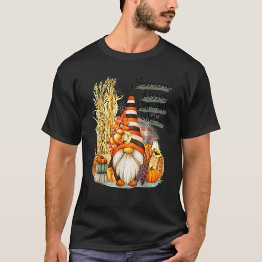 Scarecrow Kisses Harvest Wishes Gnome Pumpkin Than T-Shirt (Vorderseite)