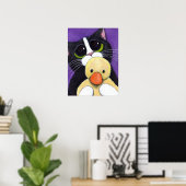 Scared Tuxedo Cat und Cudly Duck Malerei Poster (Heimbüro)