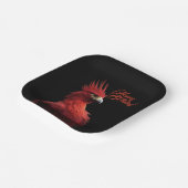 Scarlet Phoenix Sits stolz auf Geburtstag Pappteller (Gewinkelt)