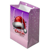 Scarlet Santa Hat Glow Mittlere Geschenktüte (Vorderseite Schrägansicht)